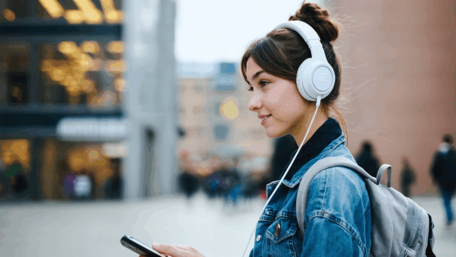 Quelle est la signification du terme &lsquo;podcast&rsquo; en français ?