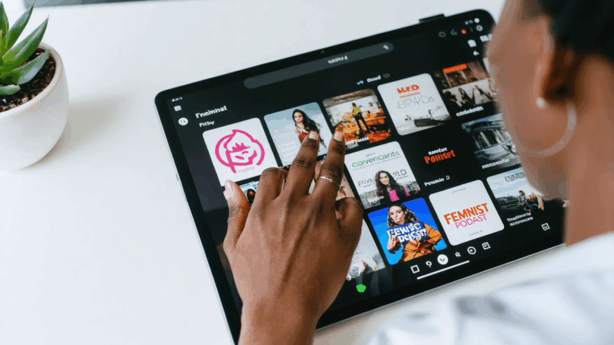 Podcasts incontournables : 7 émissions francophones à découvrir pour les femmes en 2026